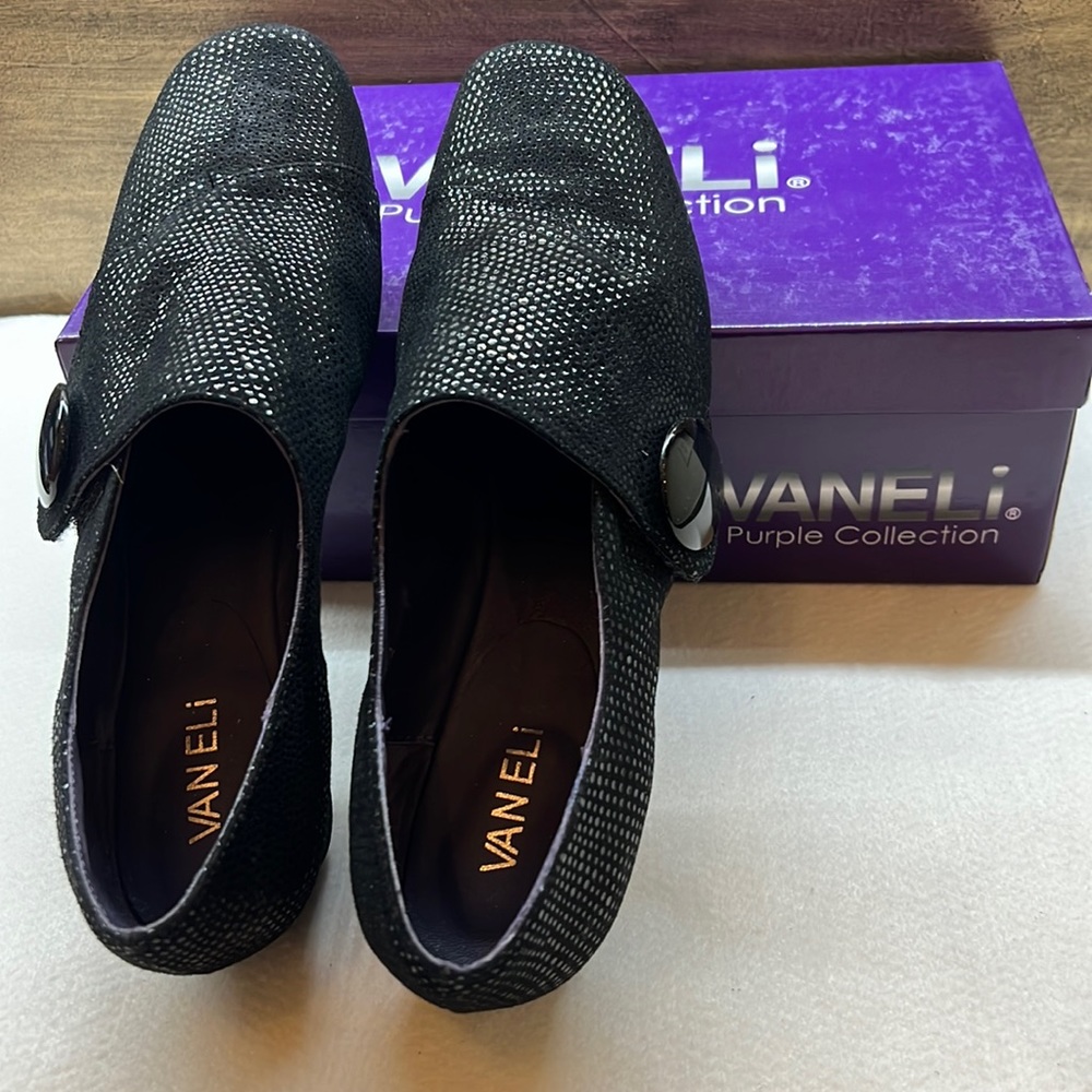Brand new Van Eli Maxy black lizard print slip-on in size 8.5.